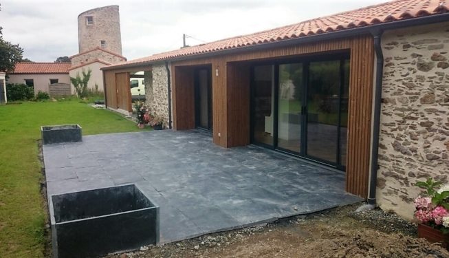 Terrasse et jardinières en palis d'ardoise papyrus